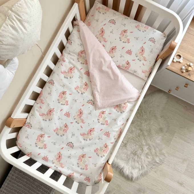 Set lenjerie de schimb pentru patut bebe 3 piese Unicorni roz (3)
